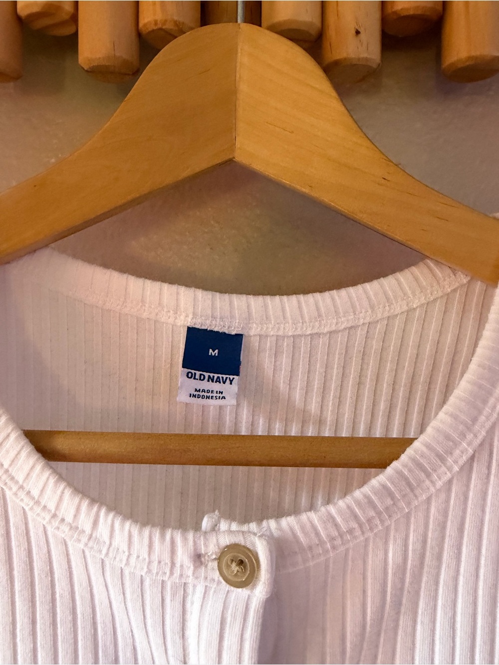Old Navy White Ribbed Button-Front Tank - Picture 3 of 5
